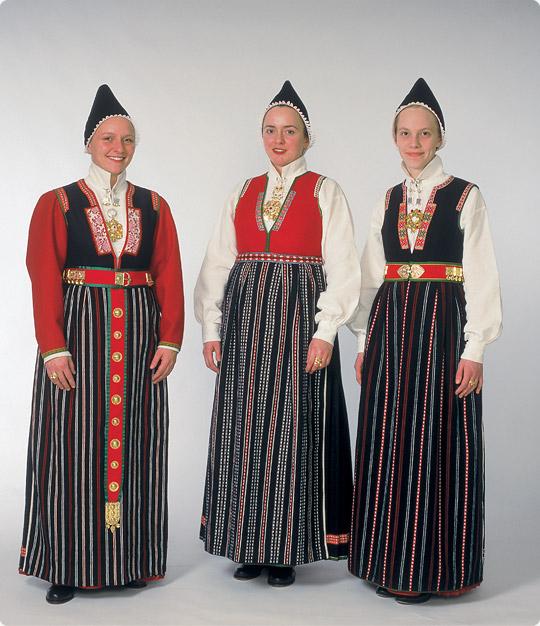 Bunadsolv Jolster Skarnes Ur Gull B Johnsen Butikk Verksted Med Ur Gaver Smykker Solv Gull Bunadsolv Og Annet Tilbehor Til Bunader I Hele Landet Stjernekikkert Titan Vekkerklokke Veggur Optisk Lesebriller Luper