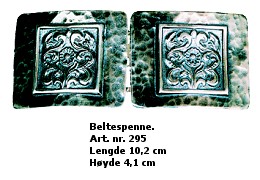 Flott, rektangulær beltespenne i oksidert sølv, med "banket" utførselse. Matchende støler, veskelås m.m.
