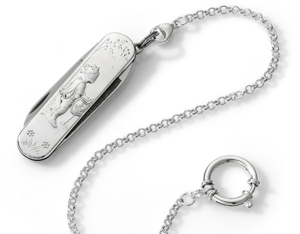 "PRINS" Lommekniv med sølvbeslag og sølvkjede (kvalitet 925). Selve kniven er fra Victorinox. Kan graveres med navn og dato. Lengde:5,8 cm