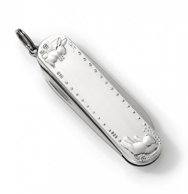 Lommekniv med sølvbeslag og sølvkjede (kvalitet 925). Selve kniven er fra Victorinox. Kan graveres med navn og dato. Lengde:5,8 cm BAKSIDE