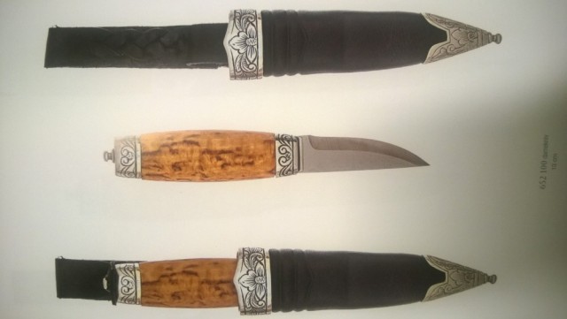 Flott bunadskniv med sølvbeslag på kniv og slire, fra Vossasylv. 13 cm.