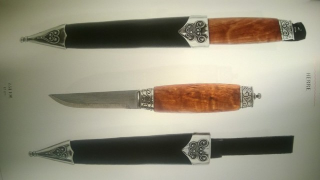 Flott bunadskniv med sølvbeslag på kniv og slire, fra Vossasylv. 17 cm.